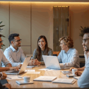 Executivos reunidos em sala de reuniões discutindo desenvolvimento de carreira e competências linguísticas no ambiente corporativo.